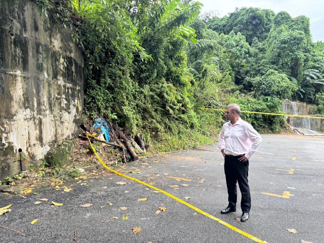 Visited Taman Terubung Jaya despite the heavy downpour. Met with residents and listened to their concerns firsthand. Our commitment to serve the people remains strong — rain or shine.