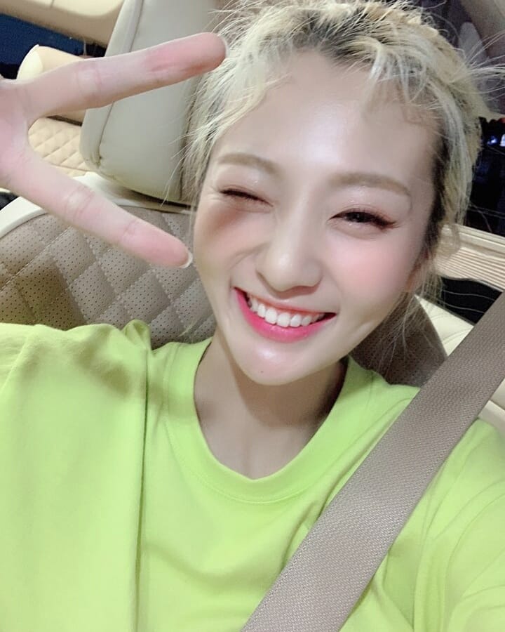 clovergraph's tweet image. I'm ready to #𝚅𝕚be·𝚆ith·𓊆𝙰ixa𓊇 y todo lo que me diga 🧎🏻‍♀️, pues aquí donde me ven ya soy una más en el club de fans como debe ser. Si me descuidan un poco voy a terminar peleando por ser la presidenta del club de fans... Aprendan mi nombre para cuándo pregunten #𝚆höー𝙳𝕚s?