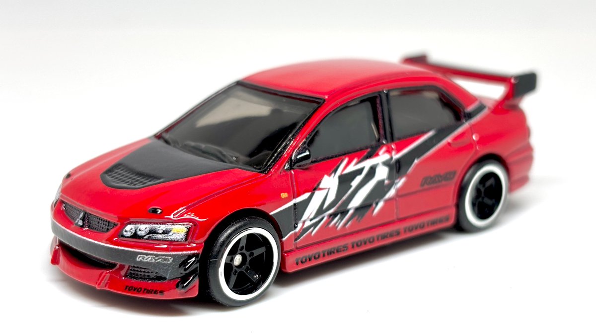 MagnetizingD's tweet image. この2台を早速開封。ランエボはずっと待ってたからやっと手に入れられてうれしい限り。チェイサーは劇中ではふんだんに使われていたブランドロゴ類が全廃なのが残念。ランエボにはRAYSが貼られてるのにチェイサーには貼れんかったん？とは言え今後のカラバリにも期待。
#ホットウィール