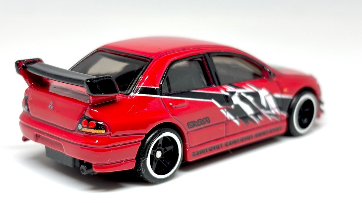 MagnetizingD's tweet image. この2台を早速開封。ランエボはずっと待ってたからやっと手に入れられてうれしい限り。チェイサーは劇中ではふんだんに使われていたブランドロゴ類が全廃なのが残念。ランエボにはRAYSが貼られてるのにチェイサーには貼れんかったん？とは言え今後のカラバリにも期待。
#ホットウィール