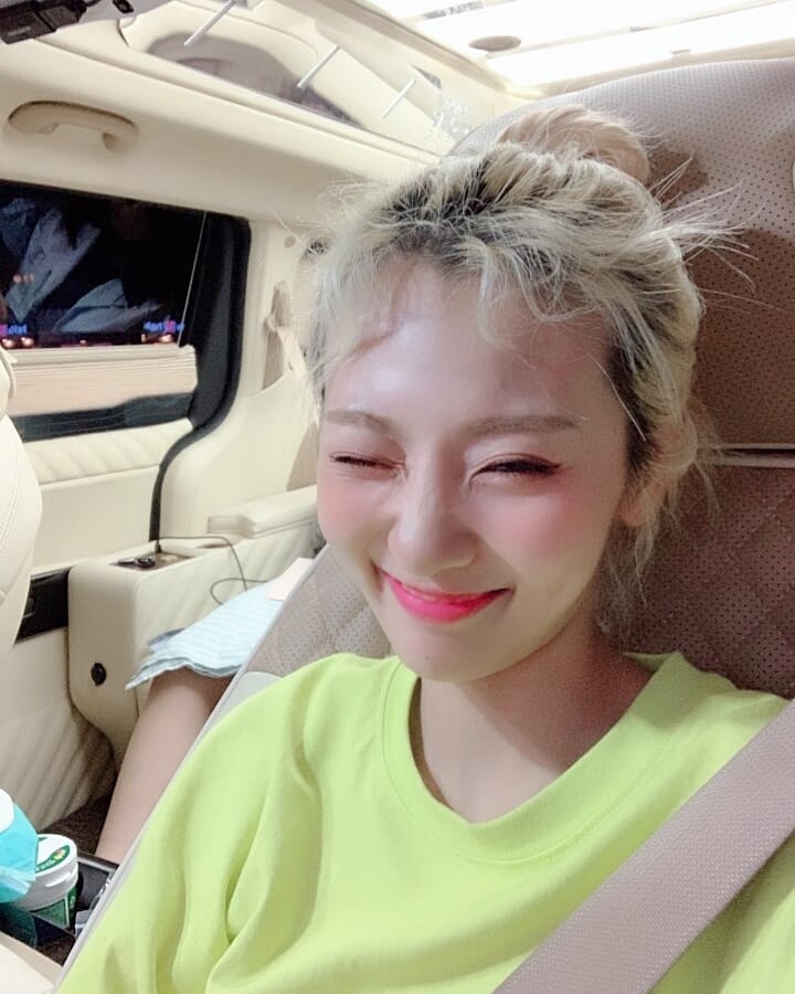 clovergraph's tweet image. Ya voy en camino al #𝐿u𝕔ʏ𐙚𓈒࣪ꪆ𝑑ǝbu𝕥 !! Pues apenas me enteré que hoy era el #𝐷𝕚am𝕠n𝖉𔓕と𝚍α︪︩𝒚 me dije a mi misma, no no clovercita no puedes faltar por nada en el mundo. So that's why de ir en uber, esperen, ya casi llego para gritar el fanchant de #𝙼o‌m𔘓mö𓋜๓թ𝟑.