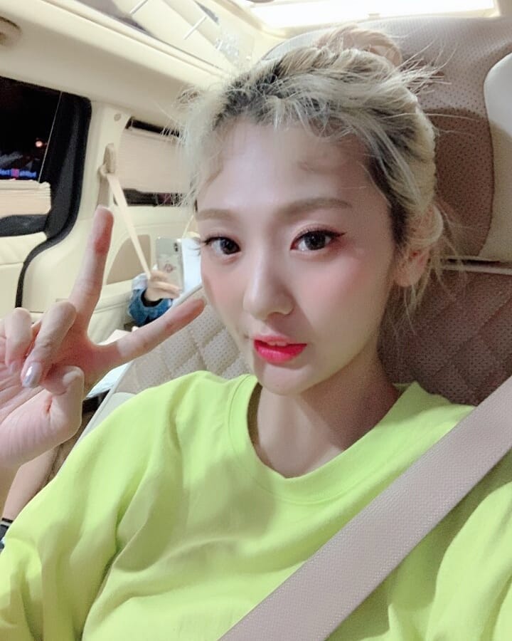 clovergraph's tweet image. Ya voy en camino al #𝐿u𝕔ʏ𐙚𓈒࣪ꪆ𝑑ǝbu𝕥 !! Pues apenas me enteré que hoy era el #𝐷𝕚am𝕠n𝖉𔓕と𝚍α︪︩𝒚 me dije a mi misma, no no clovercita no puedes faltar por nada en el mundo. So that's why de ir en uber, esperen, ya casi llego para gritar el fanchant de #𝙼o‌m𔘓mö𓋜๓թ𝟑.