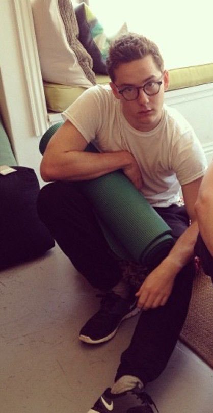 SandraSoapbox's tweet image. (As I am being dragged into the nuthouse screaming in a straight jacket) Voidwalker Yuri! On Ice AU! #voidwalker #sentryagent #bobjohn