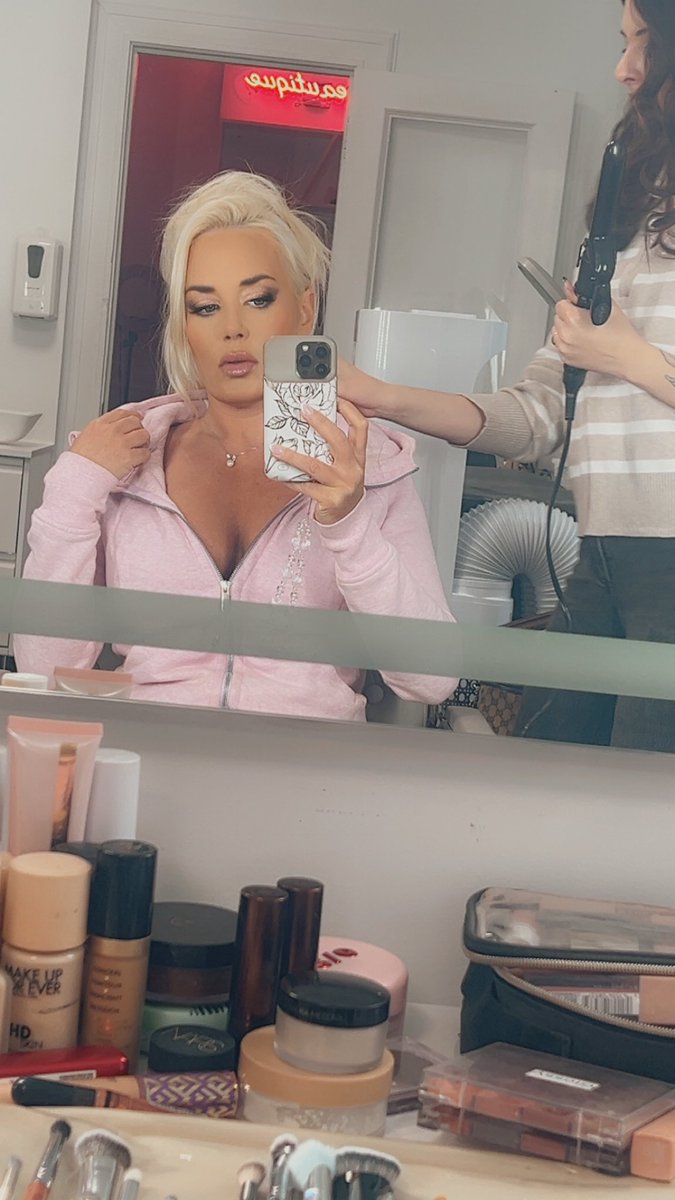 Camiparkerxo's tweet photo. Photoshoot day… glam squad ACTIVATED!! 

Are you excited to see my new photos? 

@DigitalxEra @RealBunnyRanch @NVCompanions https://t.co/kc0udgYXKk