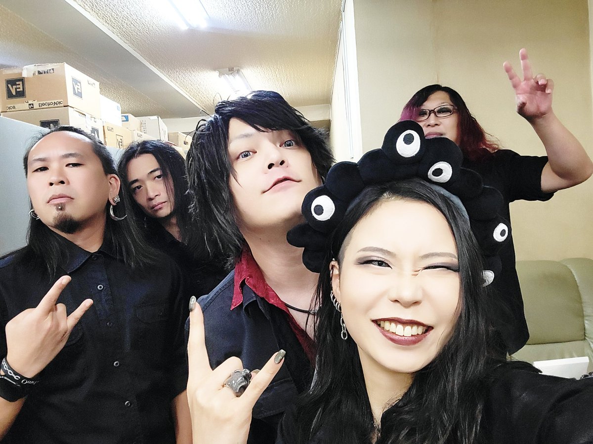 Cococococat7's tweet image. 昨日はありがとうございました！入りから最後までずっと楽しかった！
楽屋では終始爆笑してた😂
六合さん、数年振りの対バンOmelasとしては初！でしたが、優しい関西のお兄さんたちでステージはかっこよくて変わらず大好きです！またぜひご一緒させてください！

📷はミャクミャクさまverです笑