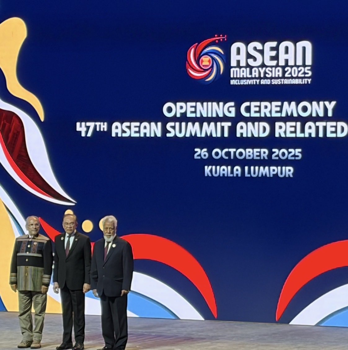 ApurvaSanghi's tweet image. Got goosebumps watching Timor-Leste officially join ASEAN this morning in KLCC 🥹

2nd photo: the TL flag taking its place among the other 10…a small step for a flagpole, a giant leap for ASEAN, TL…and ofc, Malaysia! 💪🏾🇹🇱🇲🇾