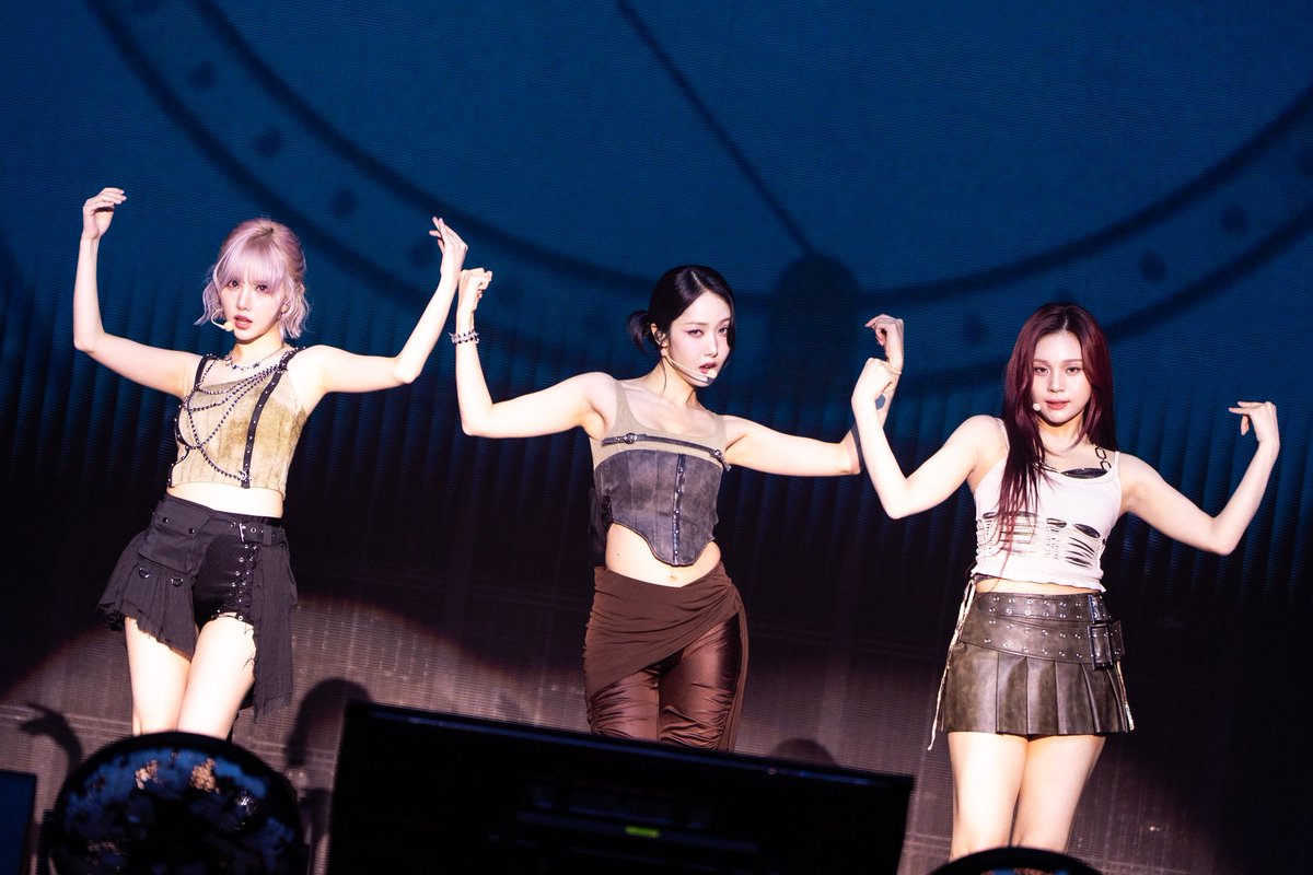 k_popped's tweet image. [Official Photos] 2025 VIVIZ World Tour - New Legacy in Malaysia 25102025

#VIVIZ #비비지
#EUNHA #은하 
#SINB #신비 
#UMJI #엄지 
#NEW_LEGACY
#NEW_LEGACY_in_MALAYSIA
#TopGallantShow #TGS