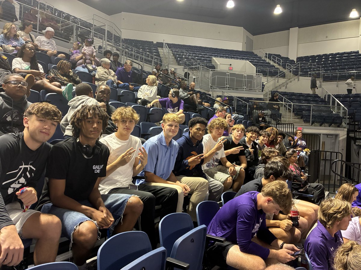 CoachMHoffman's tweet image. Great night of hoops between SHSU v SFA! Glad to have our guys together before we get rolling. 

Super proud to see Tra Wesley on SFA’s coaching staff, doing his thing!

#Together #WinTheDay