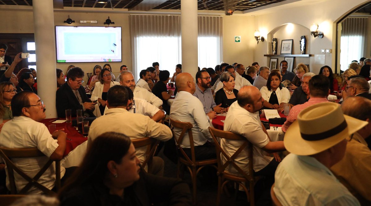 En diálogo con magistradas, juezas, jueces, abogadas y abogados de todo nuestro estado, reflexionamos sobre el nuevo momento que vive la democracia mexicana y los avances alcanzados con las reformas que hemos impulsado desde el <a href="/senadomexicano/">Senado de México</a>. ⚖️

Agradezco la invitación para