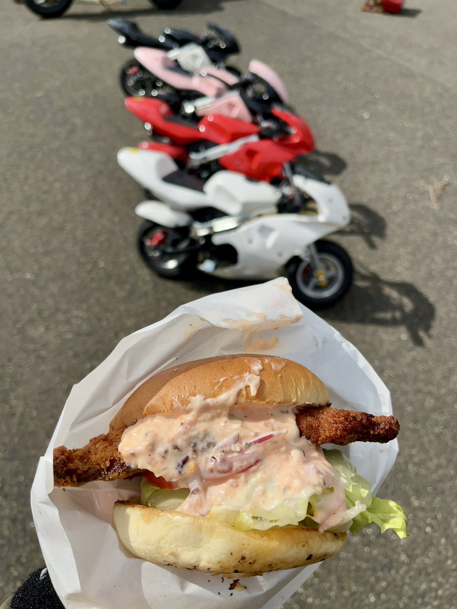 lowgun_rider's tweet photo. 今日のお昼はアジフライバーガー🍔
美味しく頂きました😋
会場ではジムカーナやクルージングなど色んなイベントが始まってます✨
#HIBM https://t.co/0eY9pFK0Pz