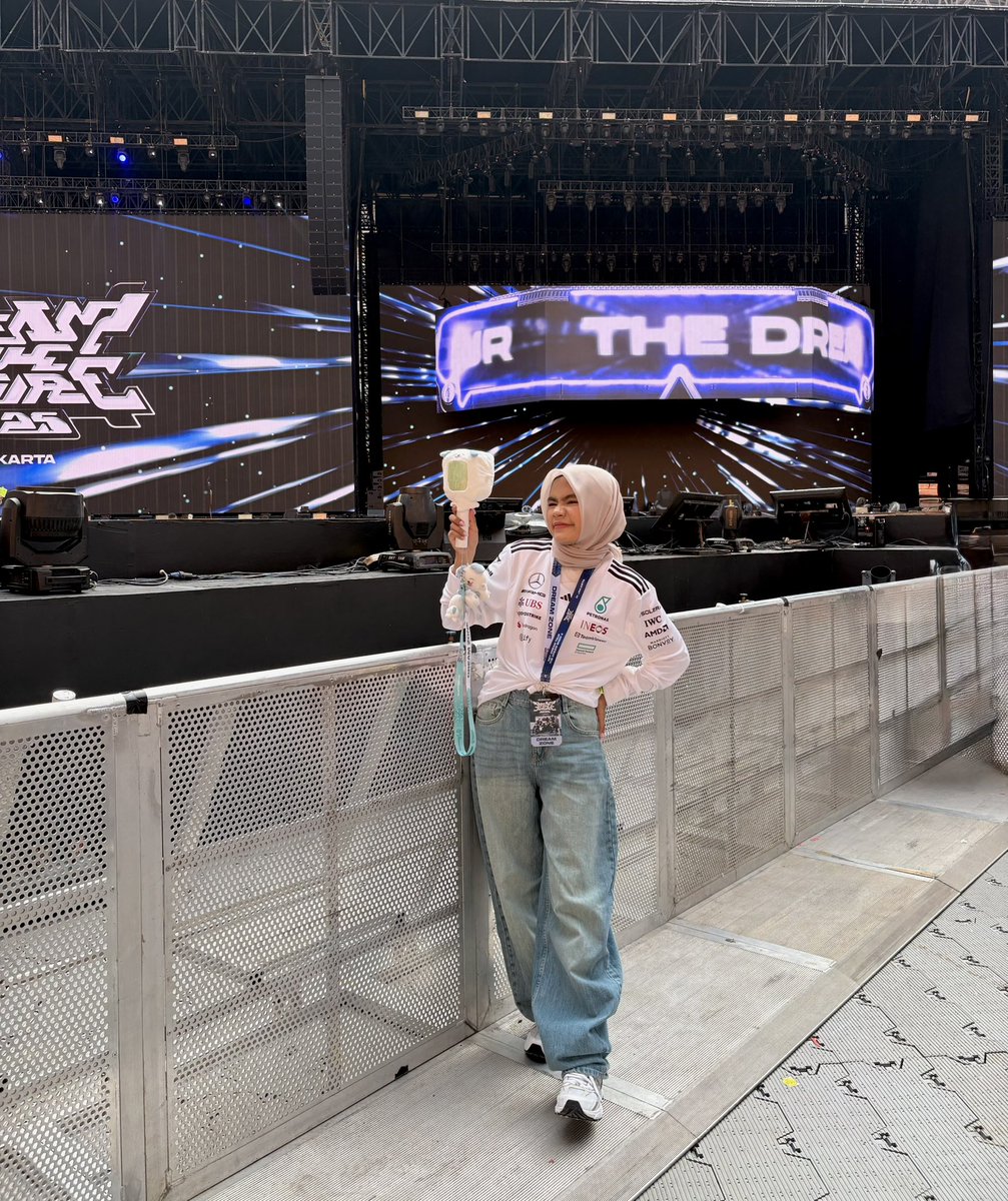 raaaatnaaaa's tweet image. i'am wasting my money on concerts. but honestly, concerts will always be the happiest version of me.