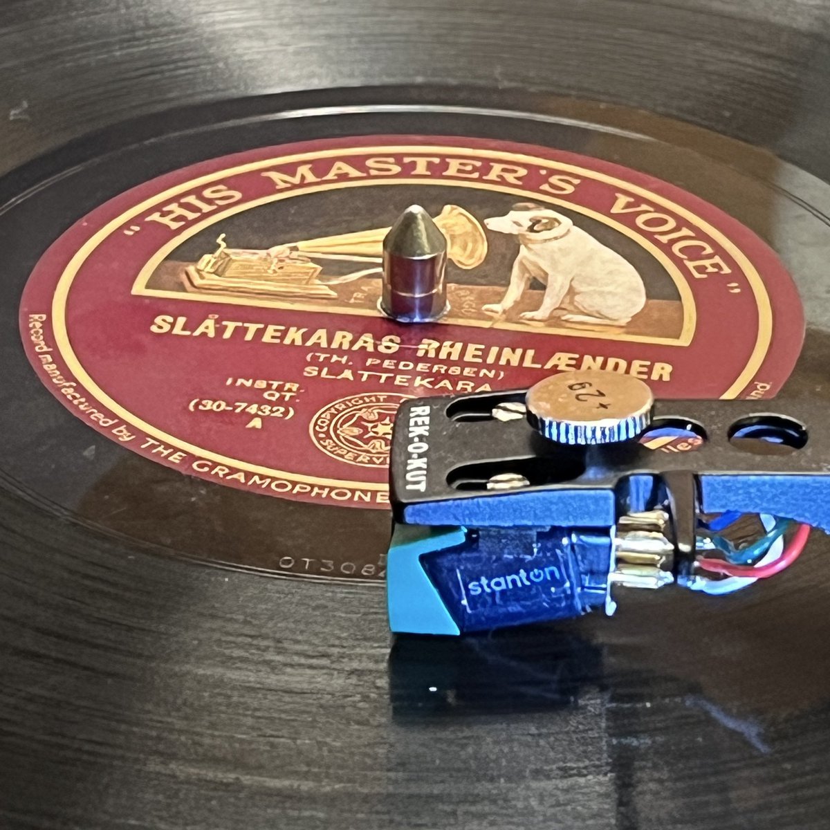 I underkant av 5000 innspillinger ble gjort av nordmenn for Gramophone Company frem til slutten av 1950-tallet. Foreløpig har jeg digitalisert 800 av de, og har mye igjen. Her foreviges Slåttekara med Thorleif Pedersens "Slåttekaras rheinlænder" fra 15. august 1931.