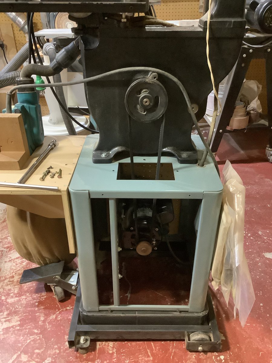 DIYsuki's tweet image. バンドソーの回転が止まり気味だったので、ベルトを確認すべく本体の蓋を開けてみると、だいぶ緩んでました。滅多に開けない所なので掃除をして、モーターを少し下に下げてベルトの張りを調整。