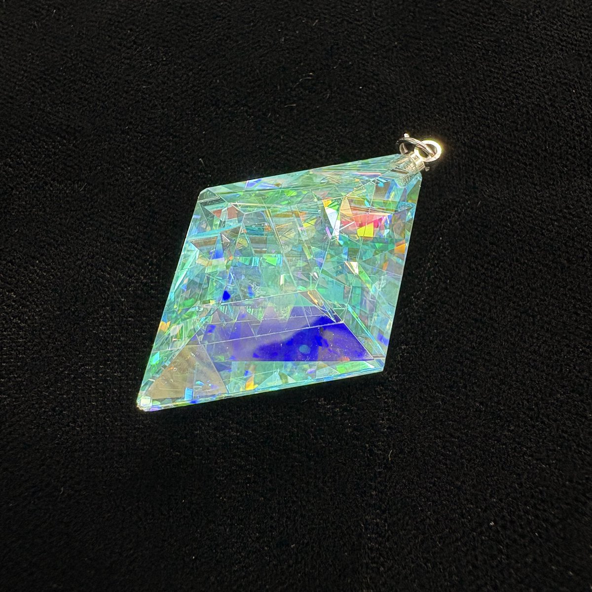 🌈💎光とガラスのコラボ 虹の結晶 モナジー工房 (@fergusonite