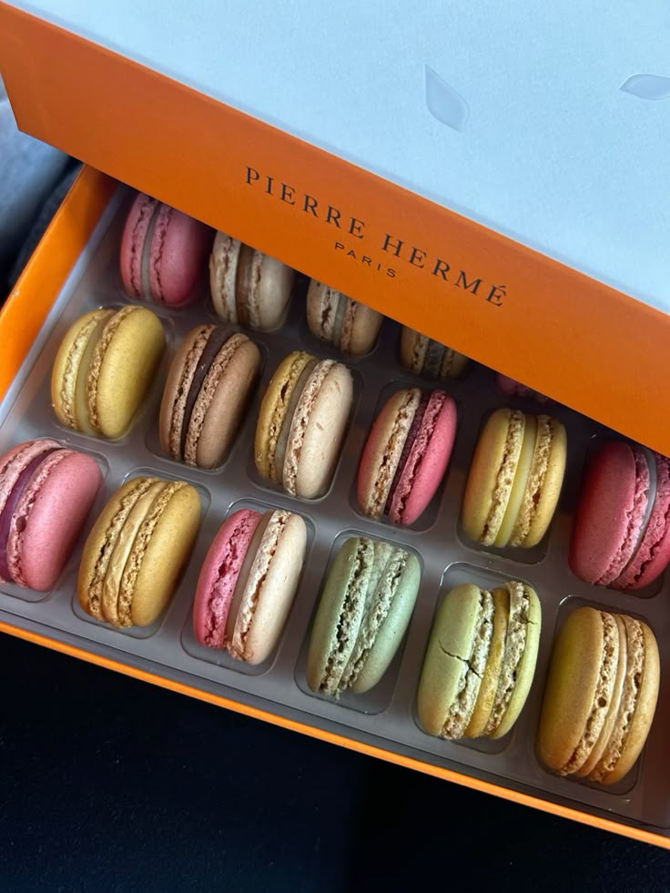 lunvraen's tweet image. Ini hasil berburu di Paris kemarin, sekalian bonus macaroon-nya
