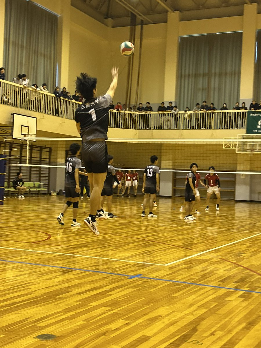tokai_vb's tweet image. 【2025年度 東海秋季男子リーグ戦 入替戦】
Cコート第1試合
滋賀大学彦根校舎(3部6位)vs三重大学(4部2位)
31-33
19-25
セットカウント0-2
三重大学の勝利です!
三重大学 3部昇格
滋賀大学彦根校舎 4部降格