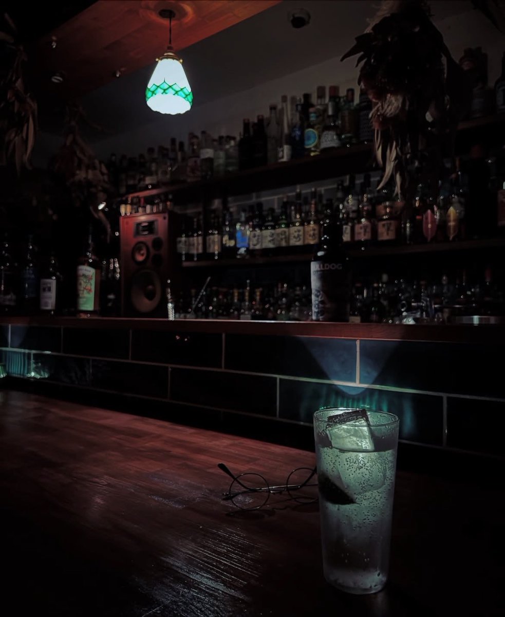 bose1978's tweet photo. 三軒茶屋の「bar green」。再訪したら「ジャズ屋」になっていた。もちろん、以前もジャズが漂いながら満ちていて、不思議な包まれ方の心地よさが素敵だったのだけれど、スピーカーが変わって音がグッと前に出ている。「ジャズが流れる店から、ジャズを聴く店になった」とはUncle Tomマスター談。御意。 https://t.co/201mW0qhbu