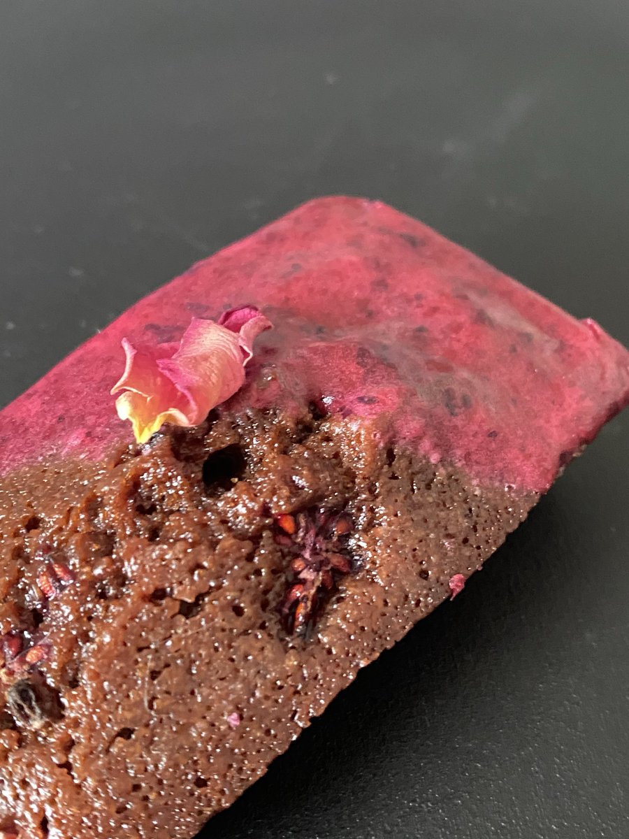 gateaux_notes's tweet image. 「さ姫」薔薇とショコラのフィナンシェ
#GrandChainon
フランボワーズとライム、バラの香りのグラスを纏わせたショコラのフィナンシェ。
グラスの部分がほんとにバラの香りが心地よい。
ほんとお店の生菓子も食べてみたくなる。