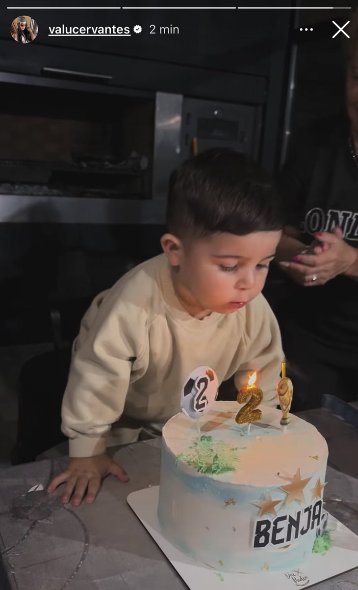 la torta de cumpleaños de benjamín tiene una pelota la copa del mundo y las tres estrellas🥺😭 él es fan de su papá campeón