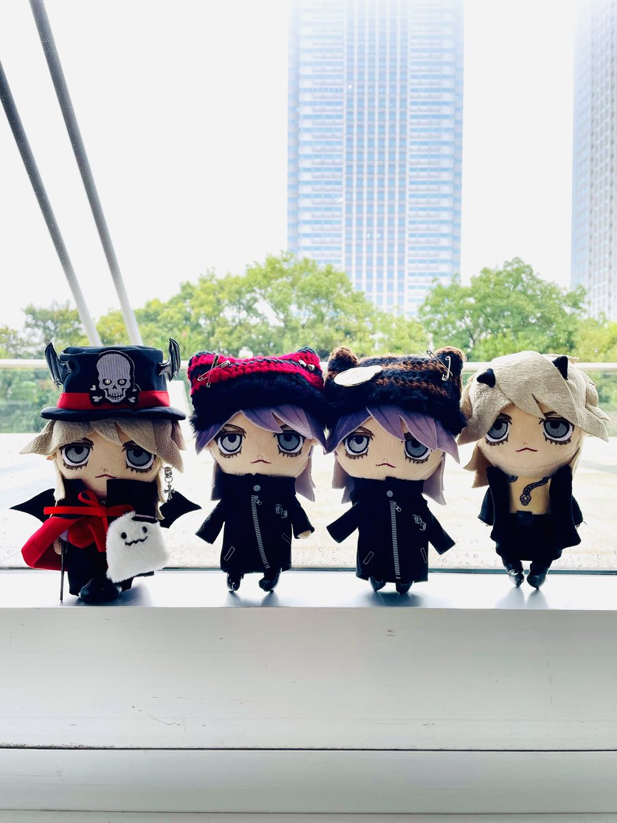 お友達が猫耳ニット帽編んでくれた✨ありがとー♪HYDEぬいちゃん集合記念写真ヤバ可愛い♡

#HYDE
#HYDEぬい
#HYDEINSIDELIVE2025WORLDTOURJAPANFINAL