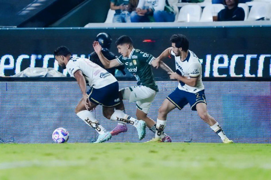.<a href="/PumasMX/">PUMAS</a> rescató un agónico empate 1-1 ante <a href="/clubleonfc/">Club León</a> este sábado en el Nou Camp, por la jornada 15 del torneo de Apertura 2025 de la <a href="/LigaBBVAMX/">Liga BBVA MX</a>