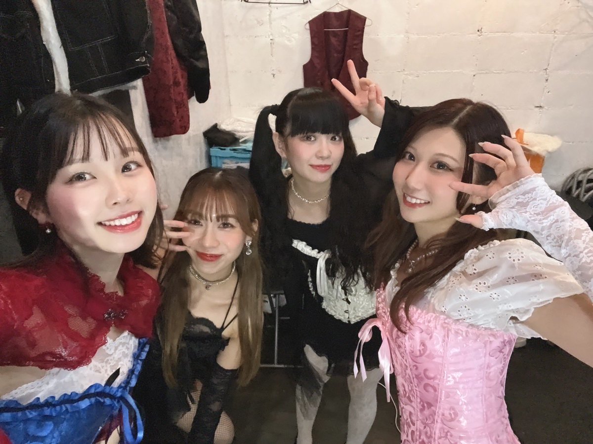 m_i_r_ee's tweet image. 10月のTHESHOW有難うございました✩.*˚

ひな、えむちゃんさん
¨̮♡⃛𝗛𝗮𝗽𝗽𝘆 𝗕𝗶𝗿𝘁𝗵𝗱𝗮𝘆♡⃛¨̮

ハロウィンということでひなと白猫黒猫したよ〜🐾🤍
ビスチェはとあるプリンセスイメージしたの分かるかなー？？笑