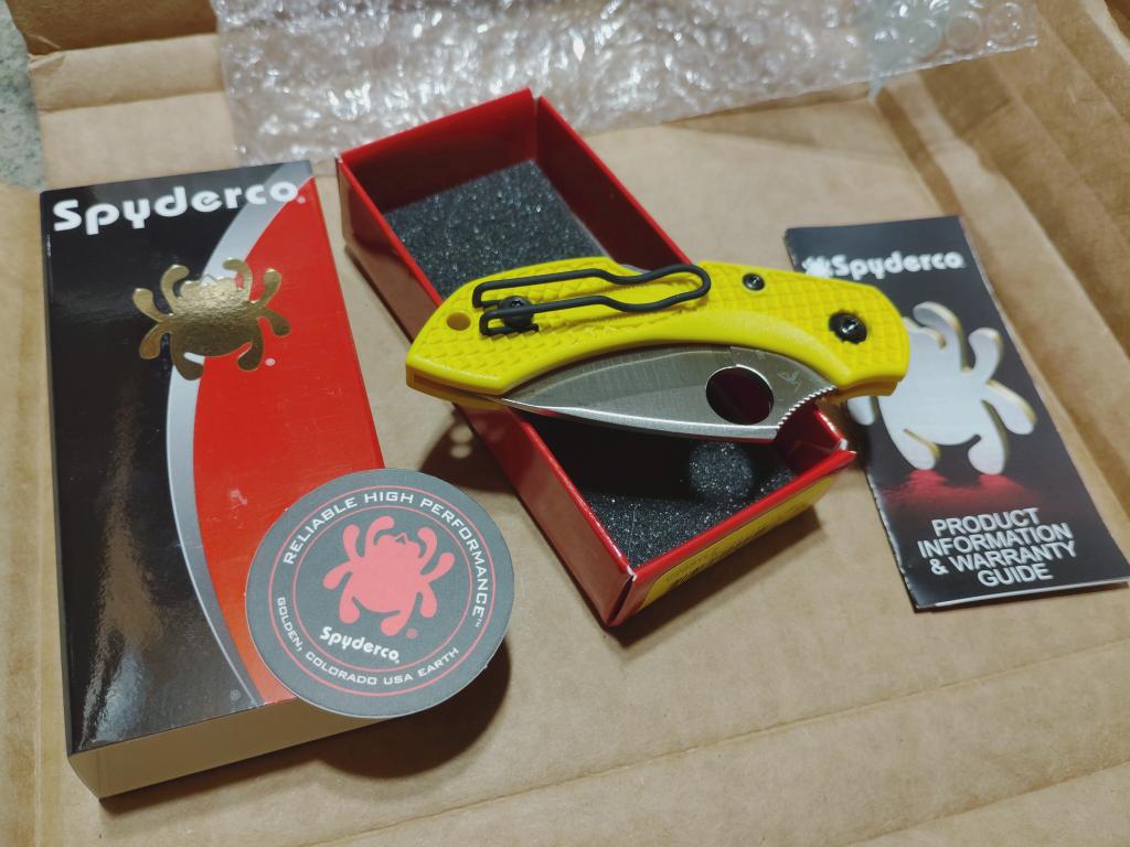 Krinezmi's tweet image. この波刃が実は、三十年以上前初めて訪れた米国シアトルはPike Place Market沿いの通り（Starbucks1号店もある）の刃物専門店で買った、我が初めてのスパイダルコの刃
そのモデルは&apos;CoPilot&apos;、素材は銀紙2号、既に絶版
このモデルは、
DRAGONFLY 2 SALT
刃材H2鋼 ホローグラインド
#SPYDERCO #日本製