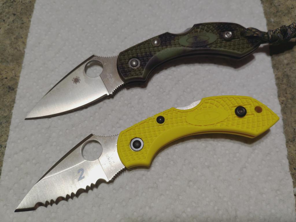 Krinezmi's tweet image. この波刃が実は、三十年以上前初めて訪れた米国シアトルはPike Place Market沿いの通り（Starbucks1号店もある）の刃物専門店で買った、我が初めてのスパイダルコの刃
そのモデルは&apos;CoPilot&apos;、素材は銀紙2号、既に絶版
このモデルは、
DRAGONFLY 2 SALT
刃材H2鋼 ホローグラインド
#SPYDERCO #日本製