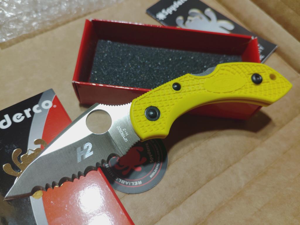 Krinezmi's tweet image. この波刃が実は、三十年以上前初めて訪れた米国シアトルはPike Place Market沿いの通り（Starbucks1号店もある）の刃物専門店で買った、我が初めてのスパイダルコの刃
そのモデルは&apos;CoPilot&apos;、素材は銀紙2号、既に絶版
このモデルは、
DRAGONFLY 2 SALT
刃材H2鋼 ホローグラインド
#SPYDERCO #日本製