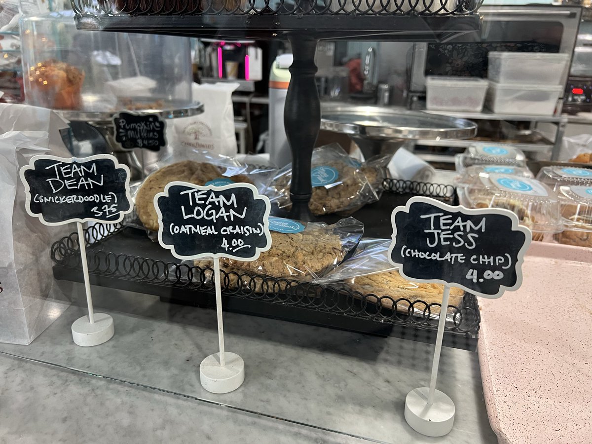 kumabair44's tweet photo. Happy 25th anniversary #GilmoreGirls!!! I’m so excited to have visited #Lukes aka Mama Hawk’s Kitchen in Lahaska, PA.
Perfect fall weather day and @JW_edsolutions, the perfect companion for a 2 hr wait 😳!
#TeamLogan #FallVibes #SaturdayVibes #Teachersof𝕏 https://t.co/Gq6pQuo4YL