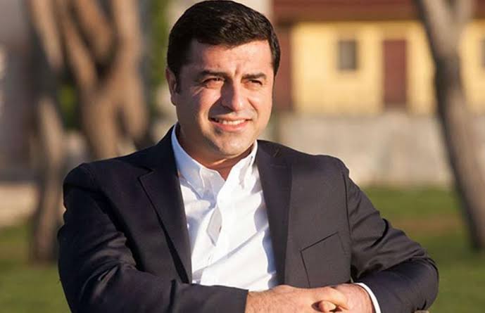 Kemalist Türkler ve empati... Her Kemalistin okumasını rica ediyorum... 

Kabul etmek gerekir ki, Cumhuriyet tarihi boyunca Kürtlere yaşatılanının küçük bir fragmanı Kemalist parti, kurum ve medyaya yaşatılıyor. Küçük dediğime bakmayın, Kürtlerle karşılaştırılması küçük, yoksa