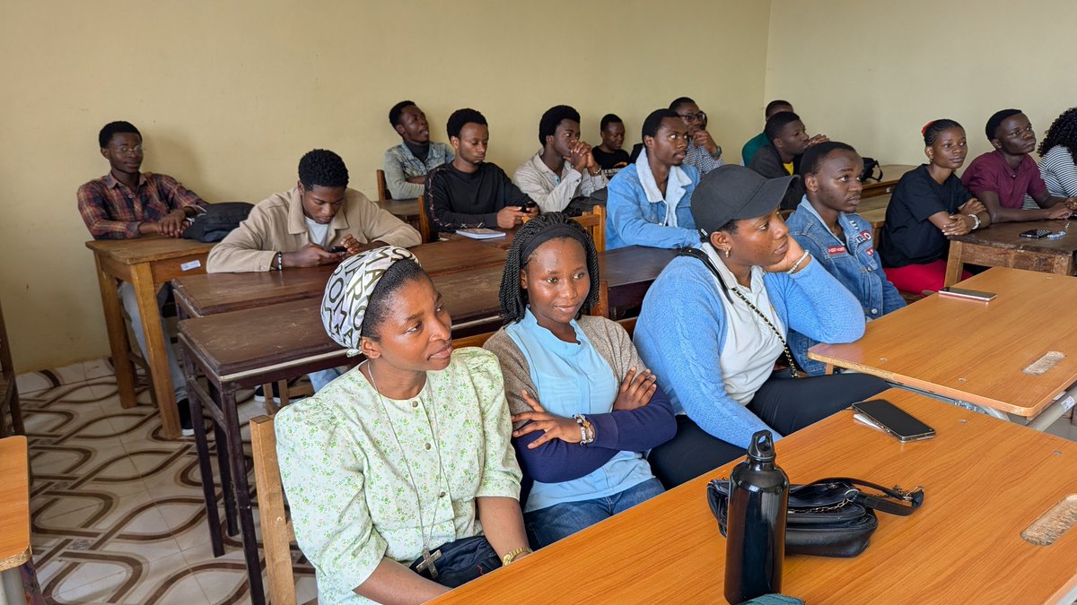 gdgocucbukavu's tweet image. Ce samedi, 25 octobre 2025, au Campus Bugabo de l&apos;@ucbukavu, notre communauté a vécu avec la session d&apos;ouverture de l&apos;année 25-26. Moment fort de présentation du bootcamp intensif de trois mois ainsi que de l&apos;équipe dirigeante de cette nouvelle année
#gdgocucb #bootcamp
💛❤️💚💙