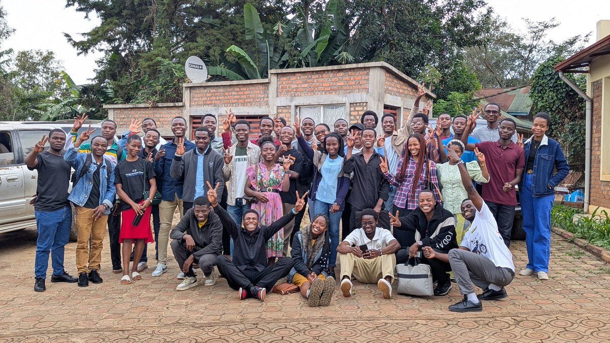 gdgocucbukavu's tweet image. Ce samedi, 25 octobre 2025, au Campus Bugabo de l&apos;@ucbukavu, notre communauté a vécu avec la session d&apos;ouverture de l&apos;année 25-26. Moment fort de présentation du bootcamp intensif de trois mois ainsi que de l&apos;équipe dirigeante de cette nouvelle année
#gdgocucb #bootcamp
💛❤️💚💙