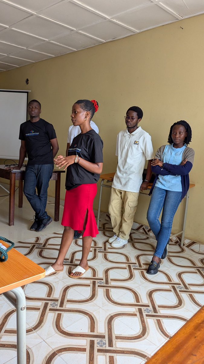 gdgocucbukavu's tweet image. Ce samedi, 25 octobre 2025, au Campus Bugabo de l&apos;@ucbukavu, notre communauté a vécu avec la session d&apos;ouverture de l&apos;année 25-26. Moment fort de présentation du bootcamp intensif de trois mois ainsi que de l&apos;équipe dirigeante de cette nouvelle année
#gdgocucb #bootcamp
💛❤️💚💙