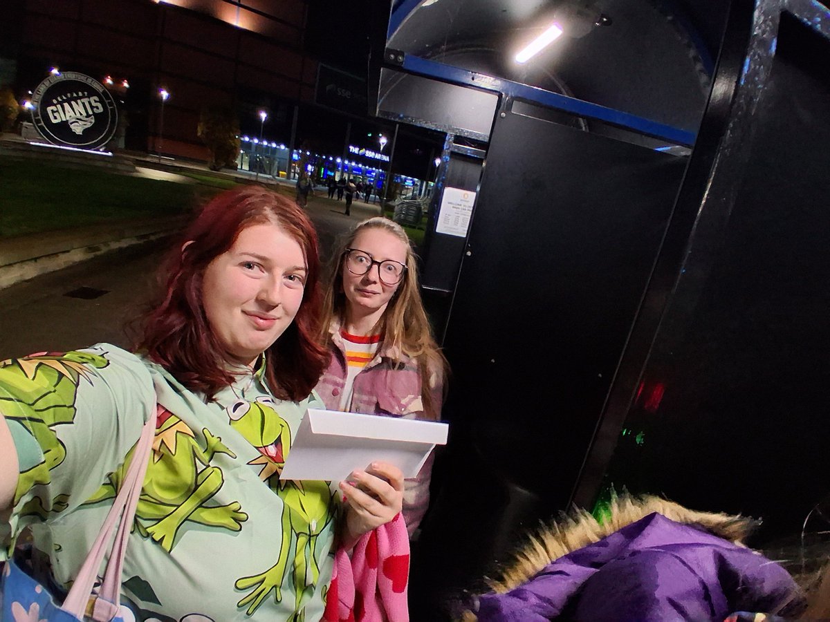 AbstractChey's tweet image. Hawaiian shirt night @BelfastGiants 
(And quiz winners)