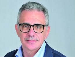 MarcelloCresce2's tweet image. Mentre noi eravamo agli arresti domiciliari e non potevamo  mangiare una pizza, questo signore imperversava in tutte le televisioni. Ha ammesso di essere stato pagato dalle maggiori Aziende farmaceutiche. Mai creduto alla farsa dei vaccini e ora i fatti stanno venendo a galla.