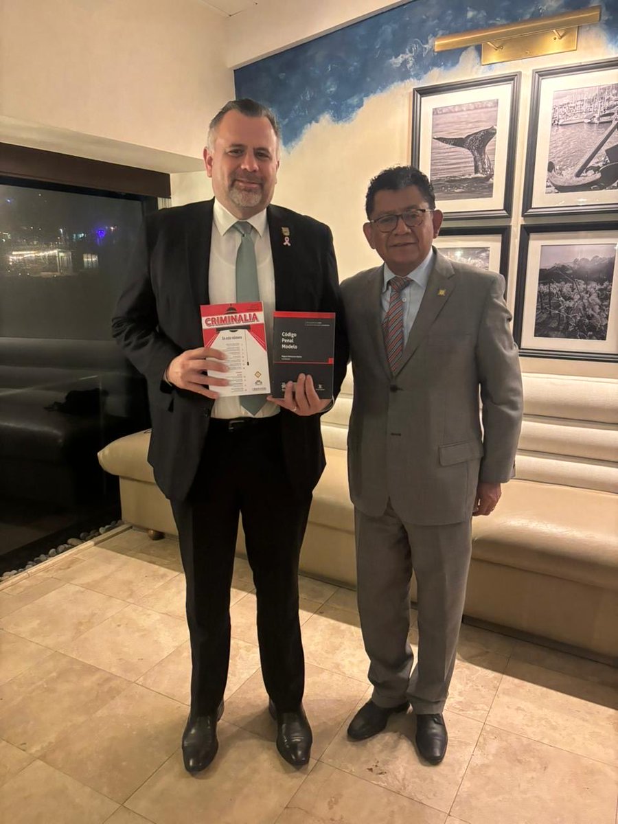En el marco del ciclo de conferencias “CON A DE AUTONOMÍA” Mihael Champo, miembro correspondiente de la Academia Mexicana de Ciencias Penales en Chiapas, hace entrega del “Código Penal Modelo” y de un ejemplar de la revista #Criminalia al Rector de la UABC (México)👇