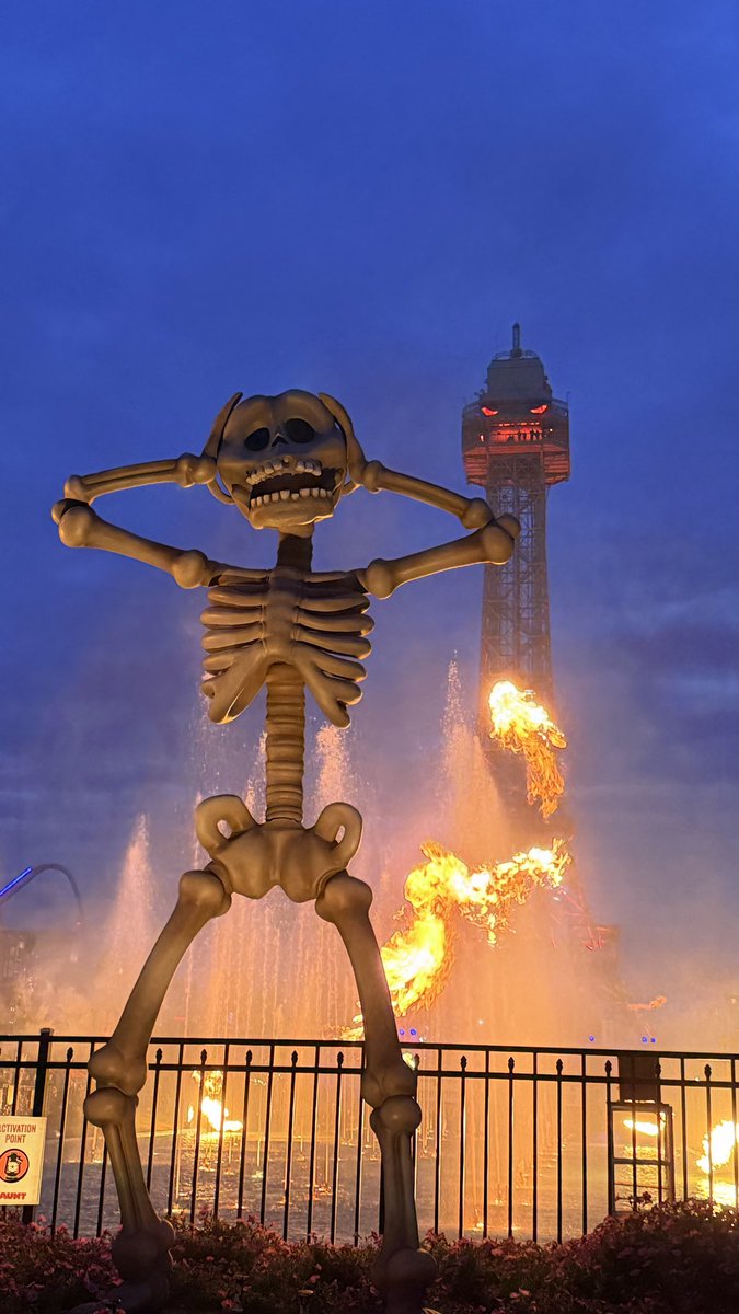 ChaseDunnette's tweet image. Cincinnati Zoo in the streets. 🦁

Kings Island in the sheets. 👻

#SpookySaturday continues!