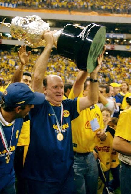 Este es el técnico que inscribió mi primer recuerdo de campeonato: el que logró que el equipo de mis amores se coronara y yo lo viera por primera vez #QEPD #ManuelLapuente