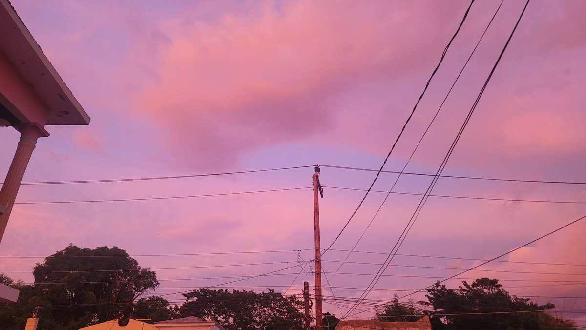 ShinelleFenton's tweet photo. Pink sky before the storm...be safe all #Melissa https://t.co/adyaHbMnlD