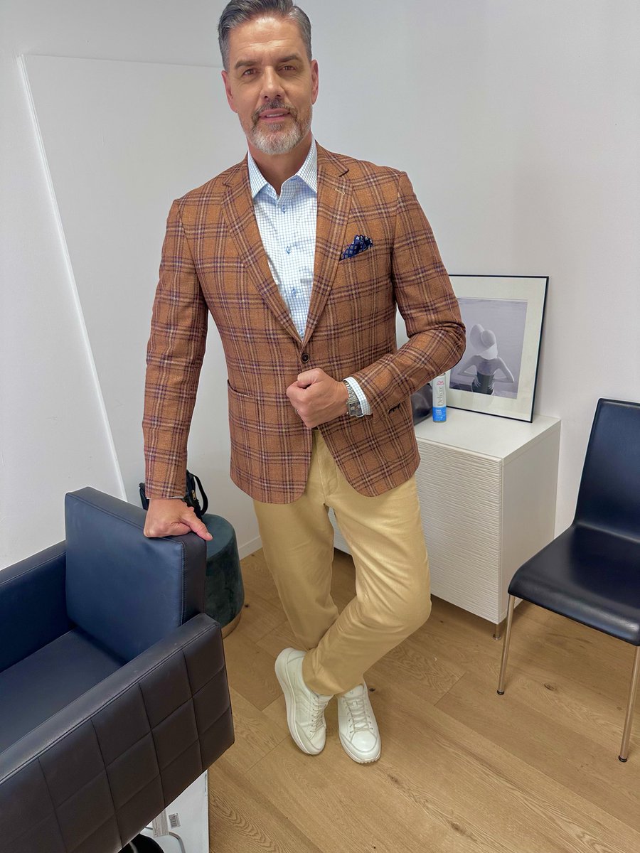 PascalZubi's tweet image. What do you think of my new autumn look from #LaFinezzaModa ? 🍂
#MassimoRosato nailed it again! 🔥 Let’s keep rolling! 💪 #LaFinezzaVibes #ZubiStyle #fashion #style lafinezza.ch