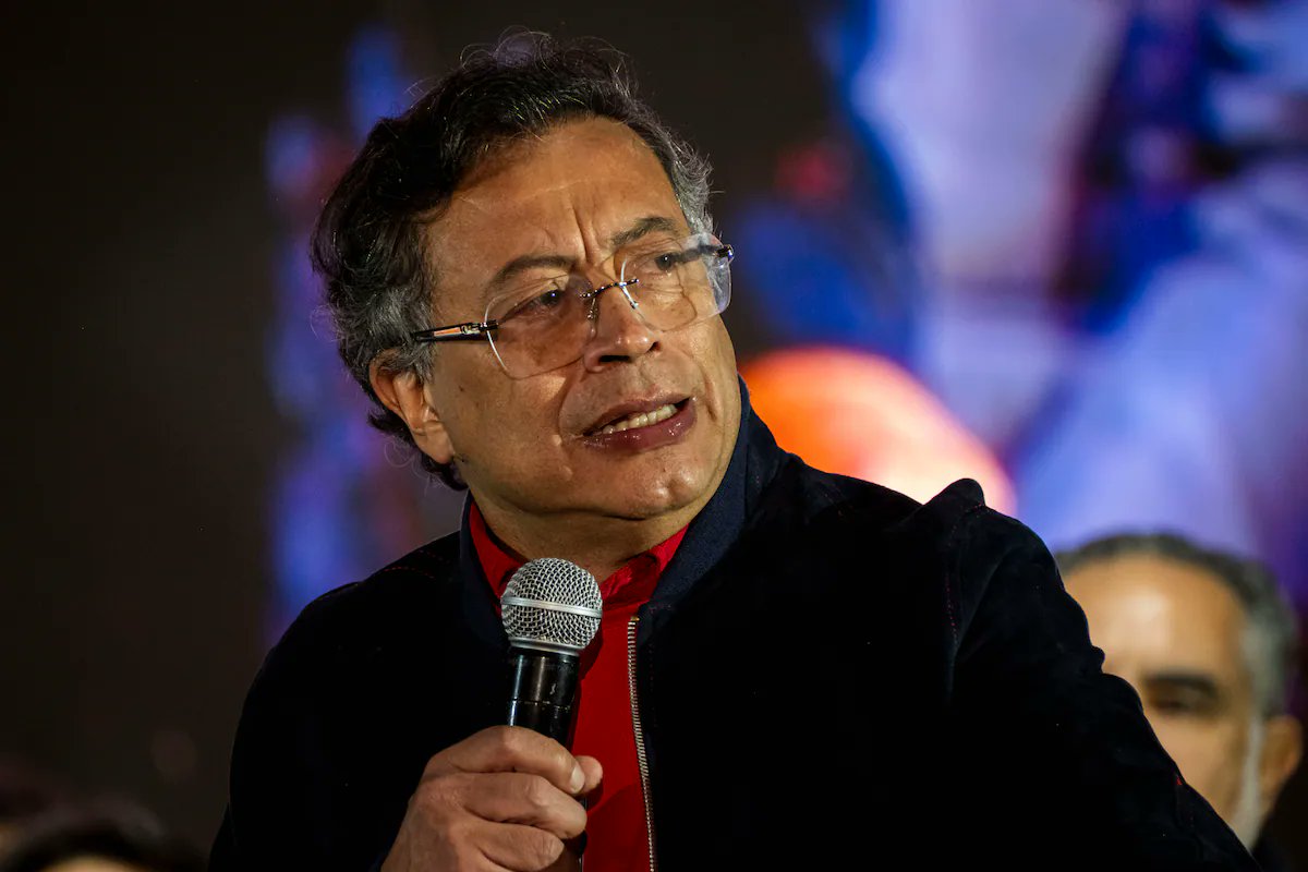 Presidente Petro, desde #Cuba toda nuestra solidaridad ante las sanciones que les ha impuesto el imperio yanqui, con su habitual soberbia, a usted y a su familia.

Respaldamos firmemente lo que ha dicho: "Ni un paso atrás y jamás de rodillas".