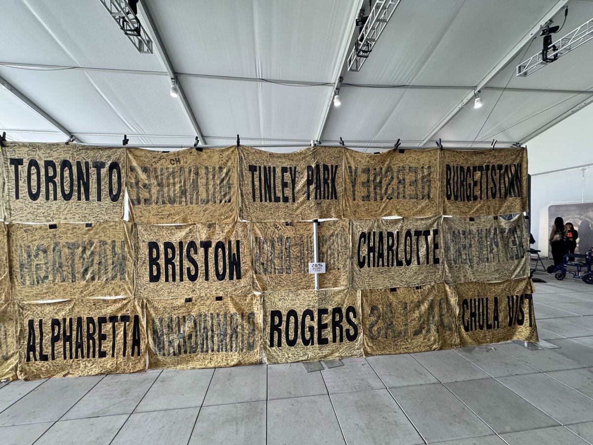 TOPUPDATERS's tweet photo. The Torchbearer flags from each city including from the EU/UK FPE were hung up in the FPE today ♥️
📸 via @/takenbysleepers and @/jmpsuiit
#BreachLA #BreachLAN2 #BreachTour https://t.co/BYn2SCUz2l