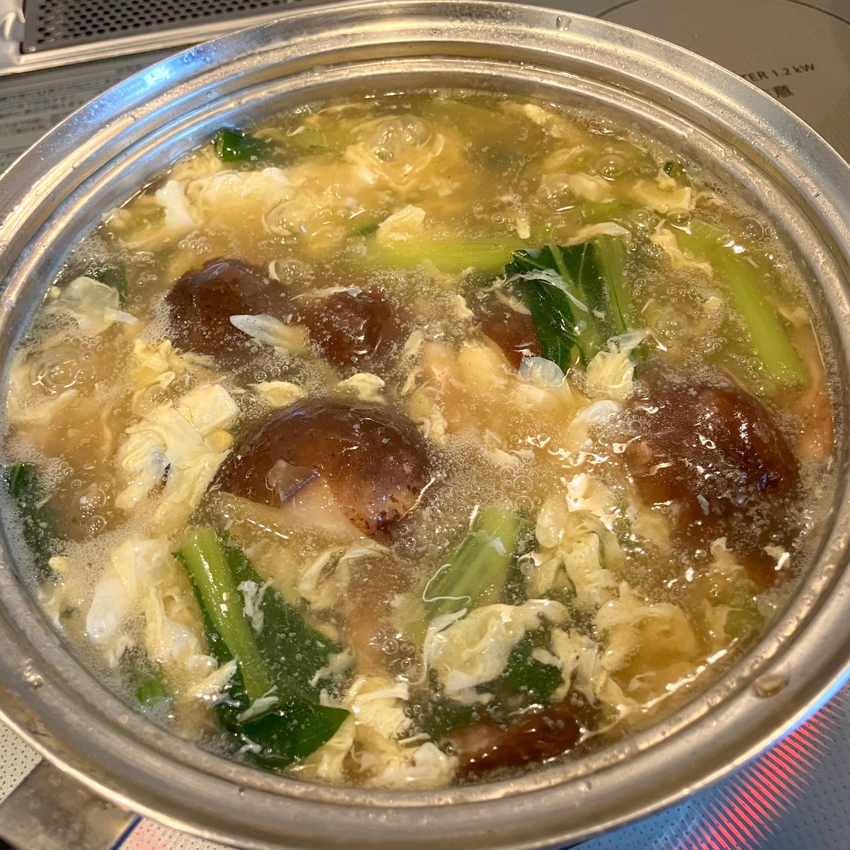 iwasakifarm's tweet photo. 小松菜1束、豚バラ・椎茸各100gをゴマ油で炒め、水600ml、醤油大3、鶏がら大1、おろしにんにく小2、塩胡椒を加えて煮込む。水溶き片栗粉（片栗粉大2、水大2）でとろみをつけ、溶き卵(2個)を加えると美味しい中華風スープに。寒い日に最適です https://t.co/bpAKqCYkTa