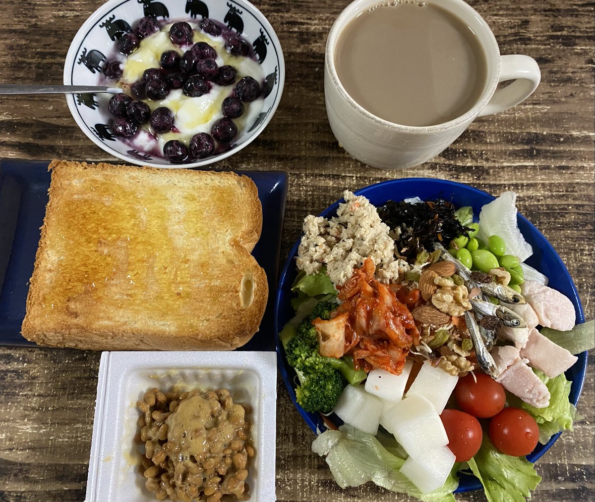 今朝の朝食！오늘의 조식
今朝も雨が降ってますね！少し肌寒いですが、今日もしっかり休んでくださいね！😌🐰🥦🥕