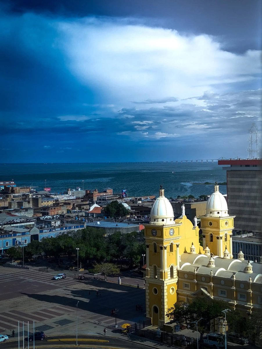 GianlucaCoccon1's tweet image. Hermosa tarde Marabina 
Abajo BASÍLICA NUESTRA SEÑORA DE LA CHIQUINQUIRA al fondo el Majestuoso Puente de Maracaibo o Rafael Urdaneta 
Edo Zulia VENEZUELA 
🇻🇪🇻🇪🇻🇪🇻🇪🇻🇪🇻🇪🇻🇪🇻🇪🇻🇪🇻🇪
📸 @c1cksoncamba