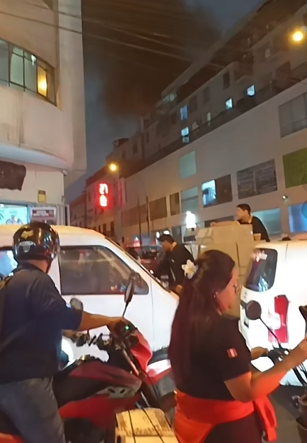 PoliciaPeru's tweet photo. #Lima🚒| Si estás cerca al #incendio en el jirón Huanta: 
⚠️Ayúdanos y utiliza rutas alternas
⚠️Aléjate del área incendiada
⚠️Usa mascarilla y lentes para evitar problemas respiratorios
⚠️Sigue las indicaciones de nuestros efectivos policiales y hermanos bomberos🧑‍🚒

📢#RT puede ayudar mucho.
#VidaQueCuidaTuVida