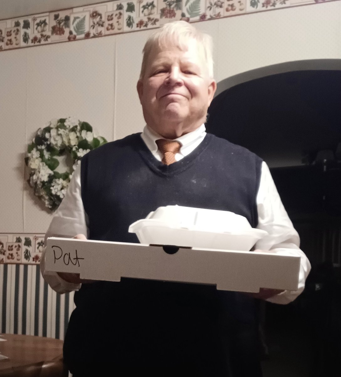 Ready for a Saturday night meal of Leon's Pizza in Duncombe,Iowa! It's the best in Webster City!!!