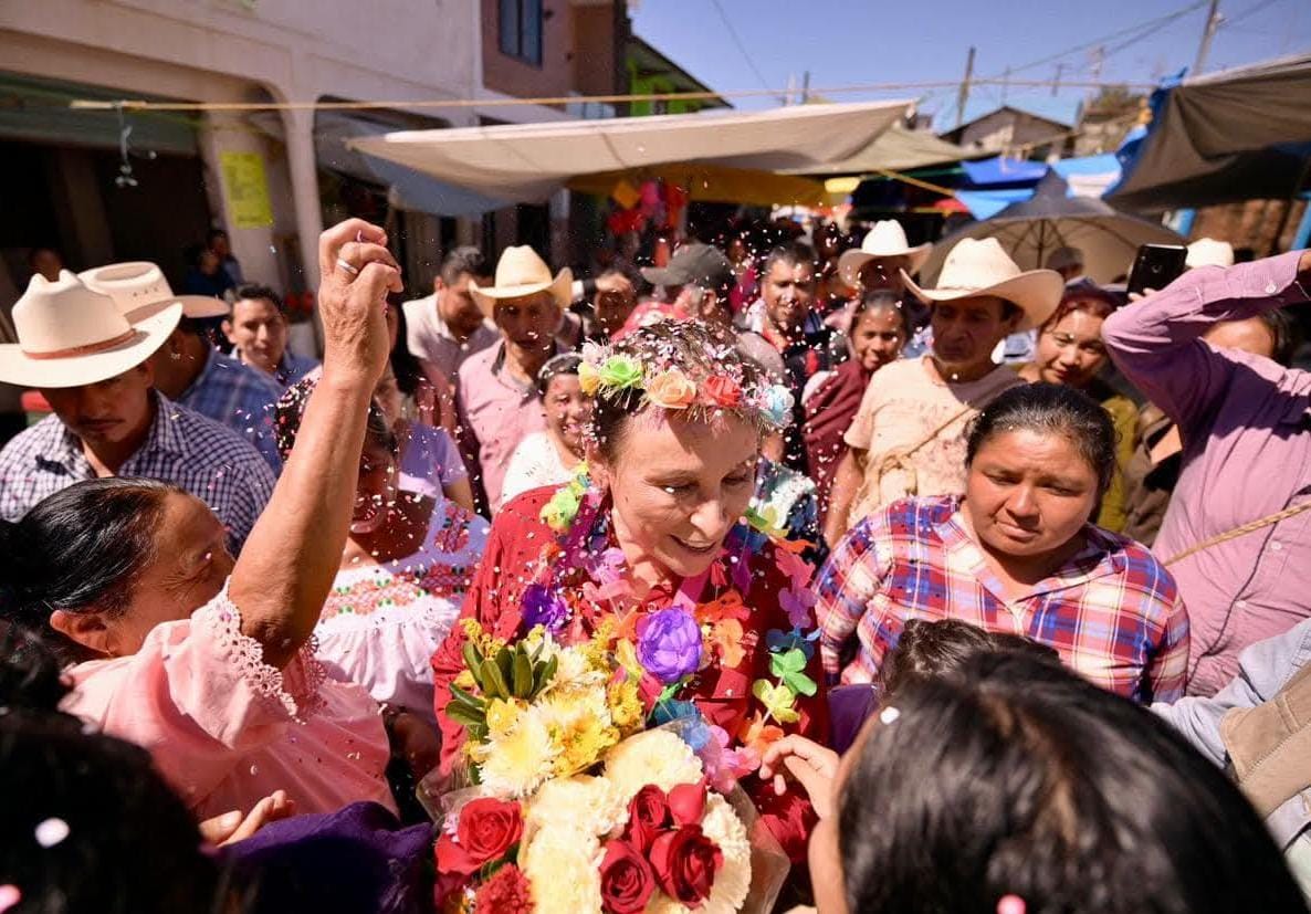 ForoCoatza's tweet photo. #RocíoNahle lleva apoyos alimentarios a #Texcatepec; garantiza reapertura de caminos y recuperación de cultivos #Veracruz #ZonaNorte
https://t.co/OWcJGLMqv8 https://t.co/UGOaIWKQpk