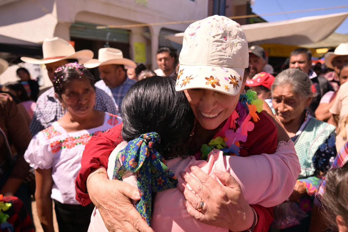 ForoCoatza's tweet photo. #RocíoNahle lleva apoyos alimentarios a #Texcatepec; garantiza reapertura de caminos y recuperación de cultivos #Veracruz #ZonaNorte
https://t.co/OWcJGLMqv8 https://t.co/UGOaIWKQpk